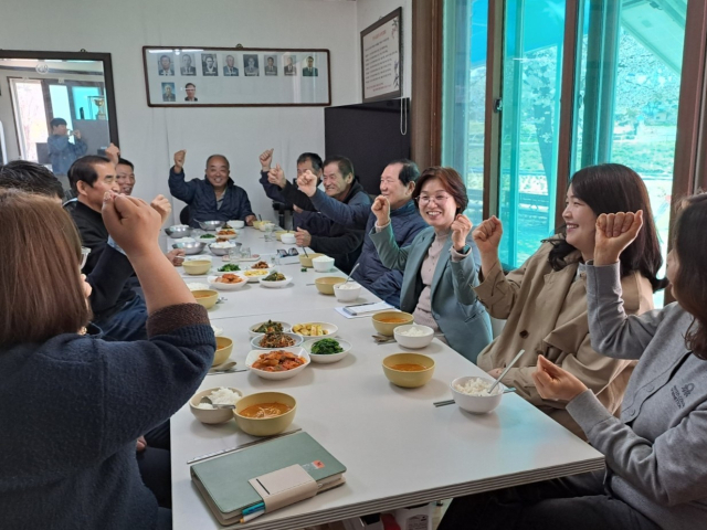 제천형 점심제공지원사업을 배우려 방문한 전북 고창군 사회복지과 직원들.