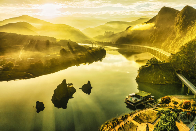 충북 단양군이 실속 있는 가성비 여행지로 인기다. 사진은 석문에서 바라다 본 도담삼봉 모습. 단양군 제공