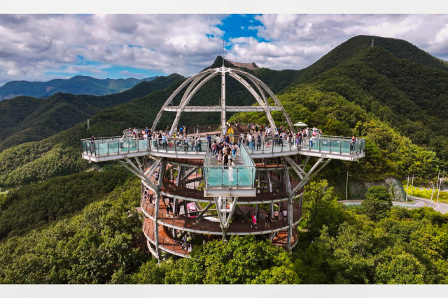 충북 단양군이 실속 있는 가성비 여행지로 인기다. 사진은 만천하스카이워크 모습. 단양군 제공