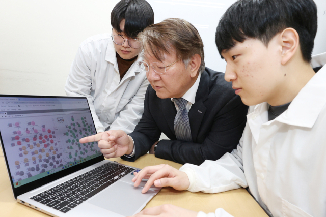 KAIST 이상엽 생명화학공학과 특훈교수 연구팀. (왼쪽부터)김하림 박사과정생, 이상엽 특훈교수, 김기배 박사KAIST 제공.