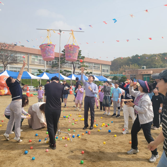 ▲학생, 교직원, 학부모가 함께 풍선을 공으로 터트리며 즐거운 추억을 만드는 모습. 사진=김흥준 기자
