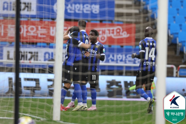 19일 오후 인천축구전용경기장에서 진행된 ‘하나은행 K리그2 2025’ 8라운드 천안시티FC와 인천유나이티드 간의 경기는 홈팀 인천의 3대 0 승리로 마무리됐다. 득점에 성공한 인천 무고사가 동료들과 기뻐하고 있다. 한국프로축구연맹 제공.