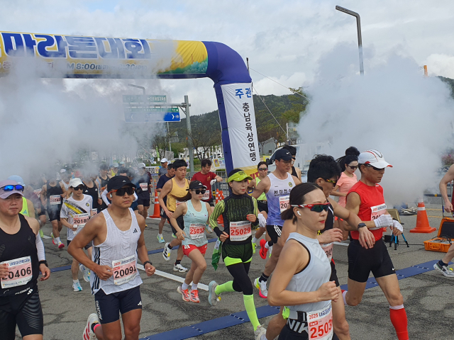 19일 내포 홍예공원 일원에서 열린 제2회 내포마라톤대회에서 하프코스 참가자들이 출발하고 있다. 사진=권혁조 기자.