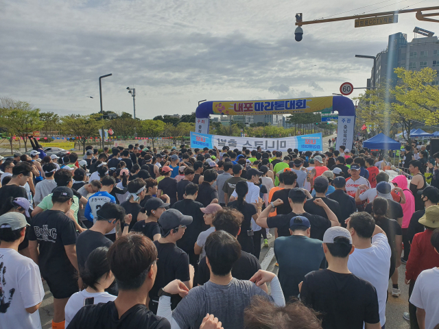 19일 내포 홍예공원 일원에서 열린 제2회 내포마라톤대회에서 미니코스(10㎞) 참가자들이 출발을 기다리고 있다. 사진=권혁조 기자.