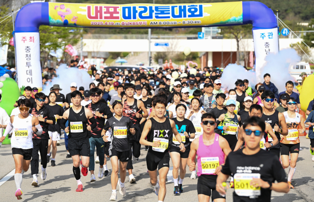 ‘2025 내포마라톤대회’가 19일 내포 홍예공원 일원에서 열린 가운데 하프코스(21km), 미니코스(10km), 건강코스(5km) 참가자들이 출발신호가 울리자 힘차게 출발하고 있다. 김주형 기자 kjh2667_@cctoday.co.kr