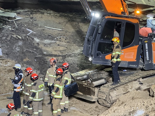 붕괴 사고가 발생한 경기 광명시 신안산선 지하터널 공사 현장에서 16일 구조대원들이 실종자 1명에 대한 수습 작업을 진행하고 있다. 사진=연합뉴스 제공