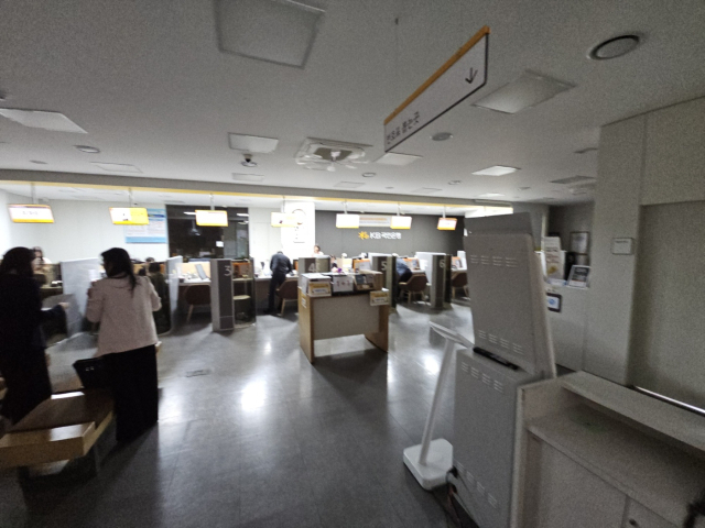 갑작스런 단전으로 은행 업무가 중단된 상태.