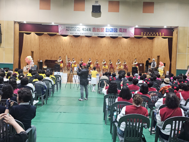 탄금승승장구 단원들의 고고장구 공연.사진=충청투데이