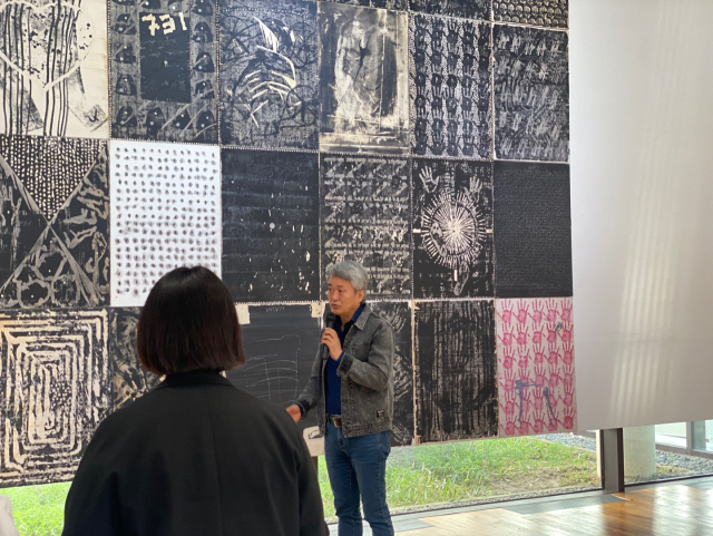 21일 이응노미술관 ‘고독; 문이 닫히고, 또 다른 문이 열릴 때’ 기자간담회에서 김병진 작가가 작품을 소개하고 있다. 사진=최광현 수습기자