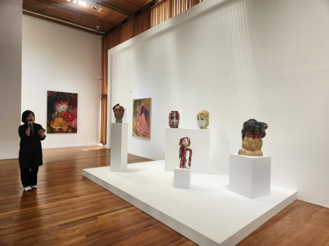 21일 이응노미술관 ‘고독; 문이 닫히고, 또 다른 문이 열릴 때’ 기자간담회에서 김명주 작가가 작품을 소개하고 있다. 사진=김지현 기자