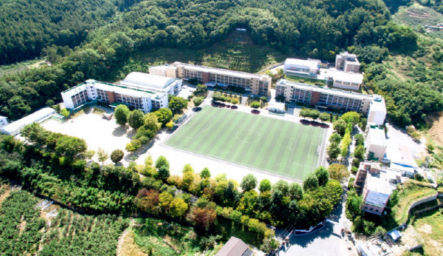 충주 중산고등학교 전경.