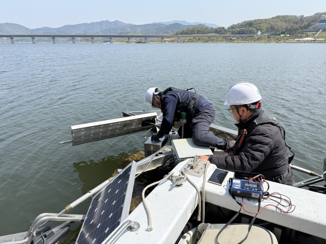 한국수자원공사 낙동강보관리단 관계자가 16일 물순환장치를 점검하고 시운전 준비를 하고 있는 모습. 공사 제공