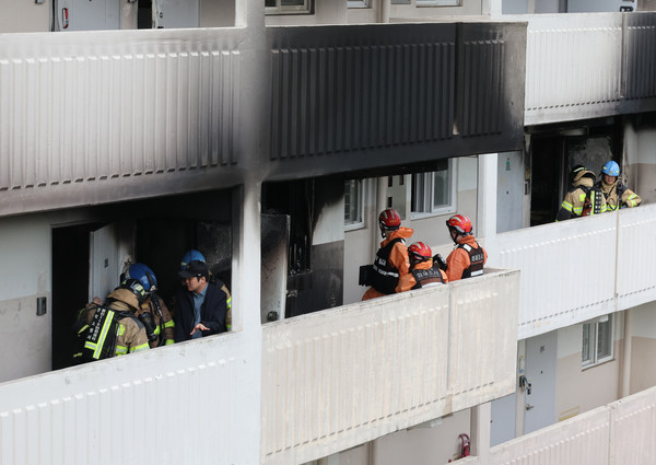21일 서울 관악구 봉천동 한 아파트에서 화재가 발생, 진화 후 소방대원과 경찰이 화재 현장을 살펴보고 있다. 사진=연합뉴스 제공