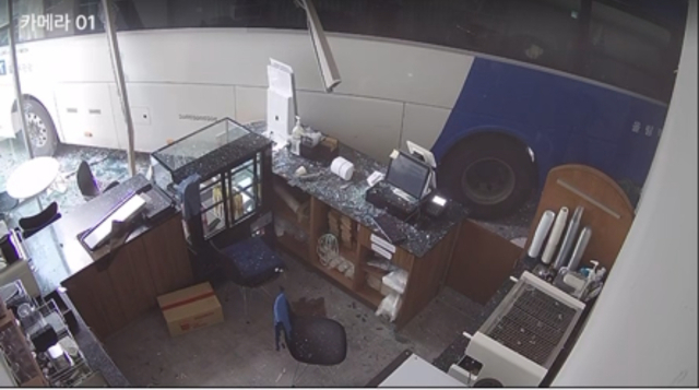 22일 대전 대덕구 대화동 한 카페에 45인승 전세버스가 들이받은 모습. 독자 제공