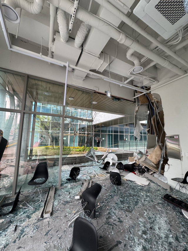 대덕 대덕구 대화동 카페 내부가 버스 충격으로 인해 파손된 모습. 독자 제공