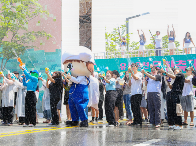 유성온천문화축제의 ‘온천수 물총 스플래쉬'. 대전 유성구청 제공.