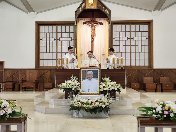 ▲ 청주시 청원구 내덕동 주교좌성당에 프란치스코 교황의 분향소가 마련된 가운데 23일 오후 1시 30분 추모미사가 진행되고 있다. 분향소는 25일까지 오전 10시부터 오후 9시까지 운영된다. 프란치스코 교황은 지난 21일(현지시각) 향년 88세로 선종했다. 프란치스코 교황은 2013년 3월 교황 즉위 후 교황청에서 무보수로 봉사했는데 그가 남긴 재산은 100달러(14만원)밖에 되지 않을 정도로 삶이 청빈했다. 사진=송휘헌 기자 hhsong@cctoday.co.kr