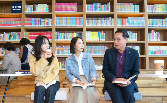 박희조 동구청장이 동네북네 가양1동점을 방문해 주민들과 책을 읽고 있다. 대전 동구청 제공.