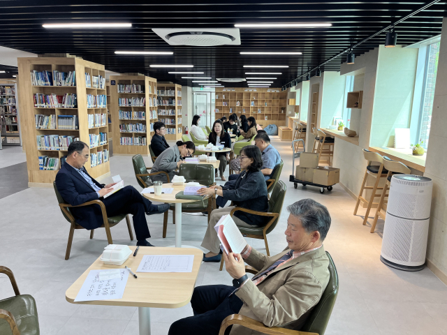 충남도교육연수원 독서 프로그램 “ 책 한 권 차 한 잔’을 운영 모습.