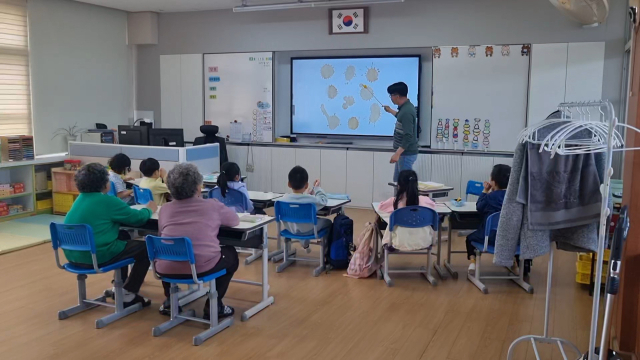 지난 23일 운산초등학교에서 진행된 ‘할머니 학교가유’ 프로그램. 서산시 제공