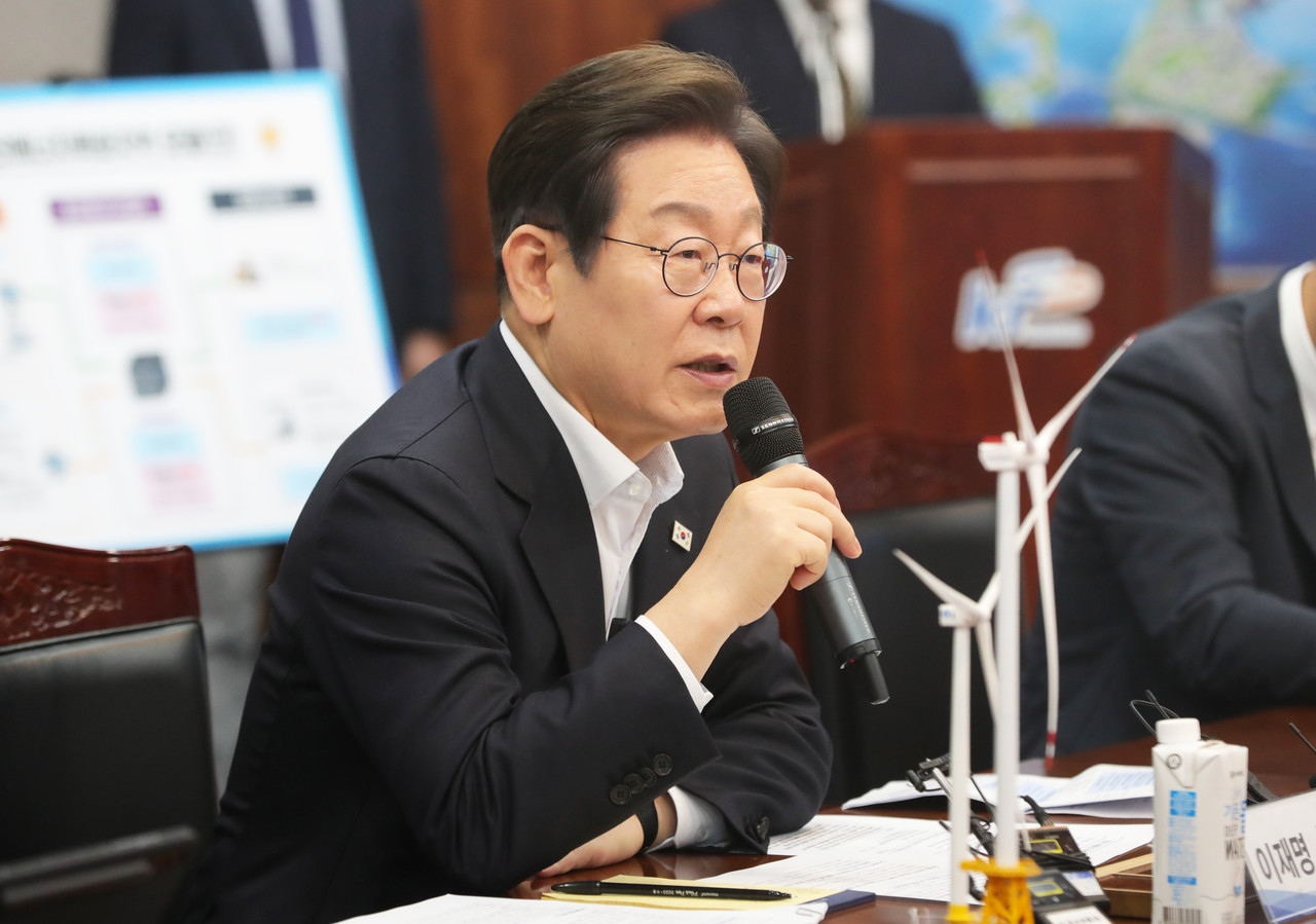 더불어민주당 이재명 대선 경선 후보가 24일 오전 전북 새만금33센터를 방문해 발언하고 있다. 2024.4.24 [전북사진기자단. 재판매 및 DB 금지] 사진=연합뉴스. 