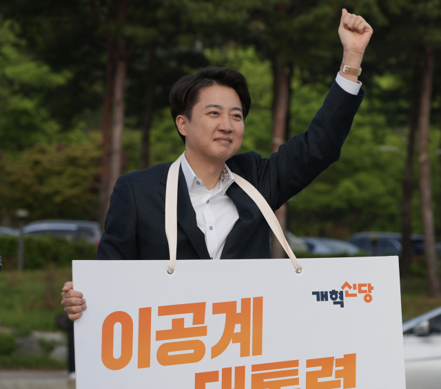 이준석 개혁신당 대선 후보가 24일 오전 북대전 IC 네거리에서 출근길 인사에 나섰다. 사진=조사무엘 기자.