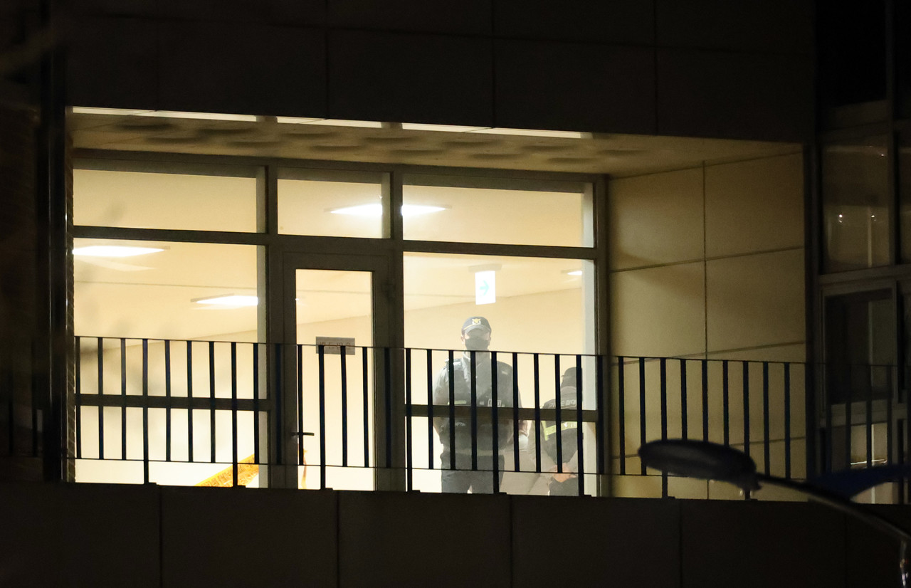 사건이 발생한 2월 10일 오후 초등학교 2층 시청각실에서 현장검증하고 있는 경찰. [연합뉴스 자료사진]