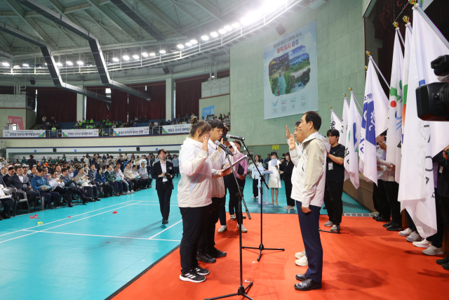김영환 도지사와 조길형 충주시장이 선수 선서를 받고 있다.