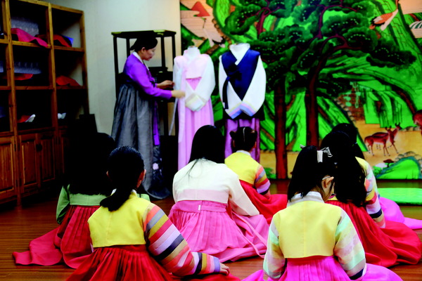 ▲ 한국효문화진흥원의 2025년 세대공감 효·인성체험캠프 운영 모습. 한국효문화진흥원 제공