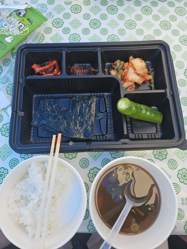 충주에서 24일 열린 제19회 충북장애인도민체육대회에서 선수단에 제공된 도시락.사진=독자