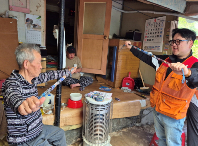 SK이노베이션 직원이 ‘2025년 행복나눔 사랑잇기 결연사업’ 일환인 독거노인 자원봉사활동을 하고 있다. 대전시사회서비스원 제공