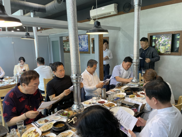 충청투데이 대외협력자문위원회가 25일 정기월례회를 개최해 온오프라인 홍보전략에 대한 논의를 진행했다. 사진=윤경식 기자.