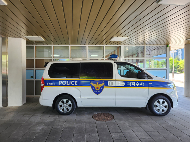 28일 청주시 흥덕구 소재 한 고등학교에서 이 학교 재학생이 교장 등에게 흉기를 휘둘러 6명이 다친 가운데 경찰차가 학교 건물 앞에 주차돼 있다. 사진=송휘헌 기자