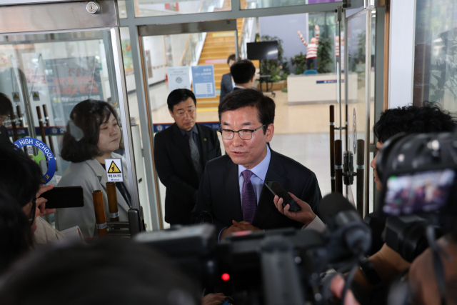 윤건영 충북도교육감이 28일 이날 교내 흉기난동 사건이 발생한 청주시 흥덕구 소재 한 고등학교에서 취재진과 질의응답을 하고 있다. 사진=송휘헌 기자