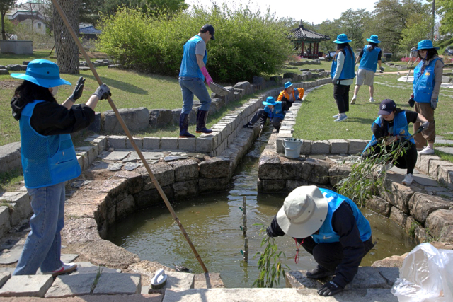 현대제철 당진제철소 해피프리즘 가족봉사단은 26일 면천면 소재 영랑효공원 일원에서 환경정비 활동을 실시했다. 사진=현대제철 제공