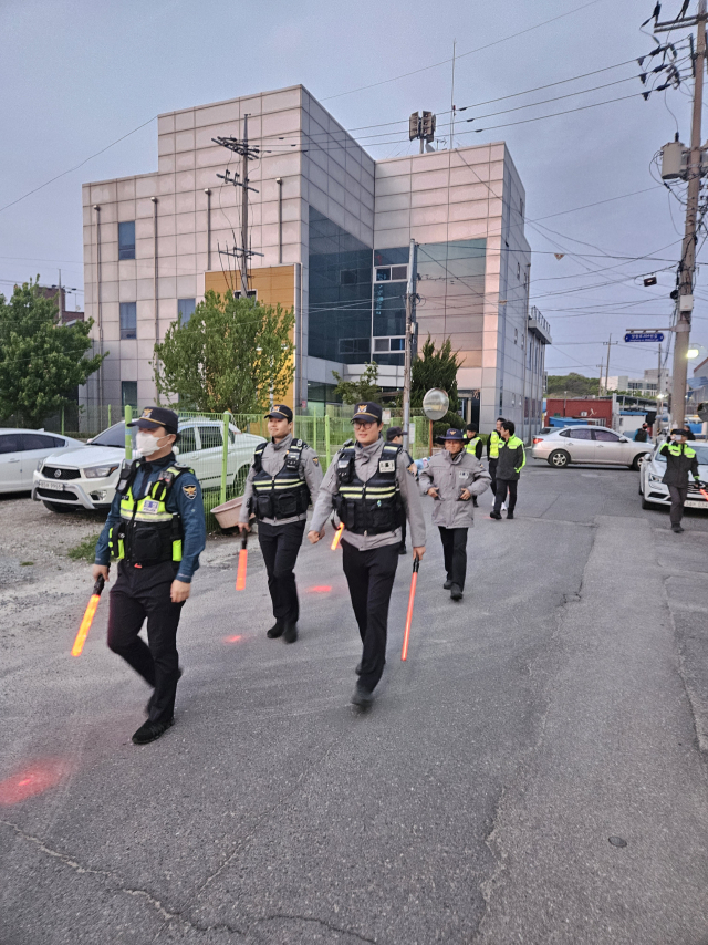 서천경찰서(서장 김영돈)가 최근 발생한 강력범죄로 인한 주민 불안 해소와 범죄예방을 위해 자율방범대·기동순찰대와 함께 합동순찰을 실시했다고 28일 밝혔다. 사진=서천경찰서 제공.