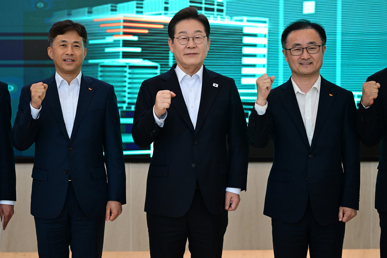 더불어민주당 이재명 대선 후보가 28일 경기도 이천시 SK하이닉스 이천캠퍼스에서 열린 AI 메모리반도체 기업간담회에서 곽노정 SK하이닉스 CEO 등 참석자들과 함께 기념촬영을 하고 있다. 2025.4.28 [국회사진기자단] 사진=연합뉴스.