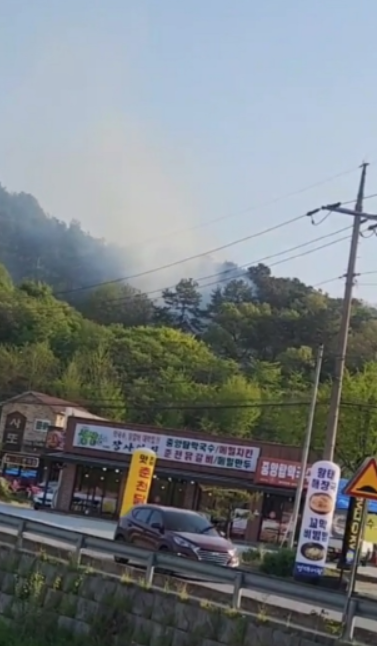 충주시 대소원면 장성리 257-13 일원 5시10분쯤 발생된 산불 현장 모습.사진=독자제공
