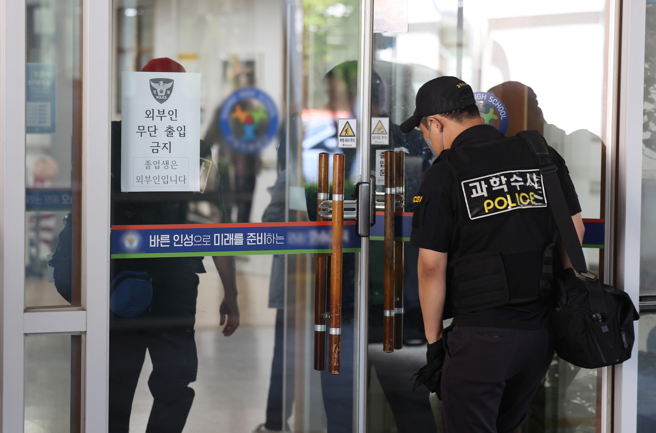 28일 학생 흉기 난동이 발생한 청주의 한 고등학교에서 경찰 등이 사고 상황을 파악하고 있다. 2025.4.28 사진=연합뉴스. 