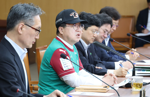 이장우 대전시장이 28일 하나시티즌 유니폼과 모자를 착용한 채 주간업무회의를 주재하고 있다. 대전시 제공.