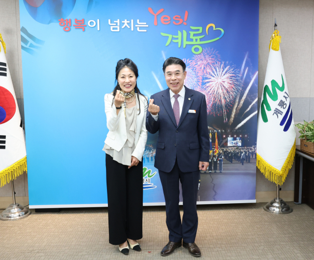 ▲이응우 계룡시장과 박미희 룩셈부르크 한인회장이 국립 군사미래박물관 건립 협력 강화를 위한 계룡시 방문을 기념하며 환한 미소로 기념촬영을 하고 있는 모습.