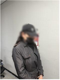 여장하며 고령 여성 상인 노린 50대 A씨의 모습. 대전동부서 제공