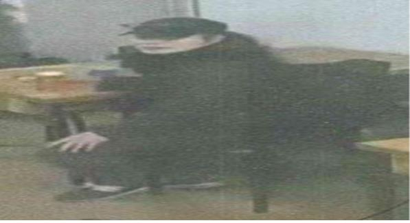 여장하며 고령 여성 상인 노린 50대 A씨가 무전 취식을 하고 있는 모습. 대전동부서 제공