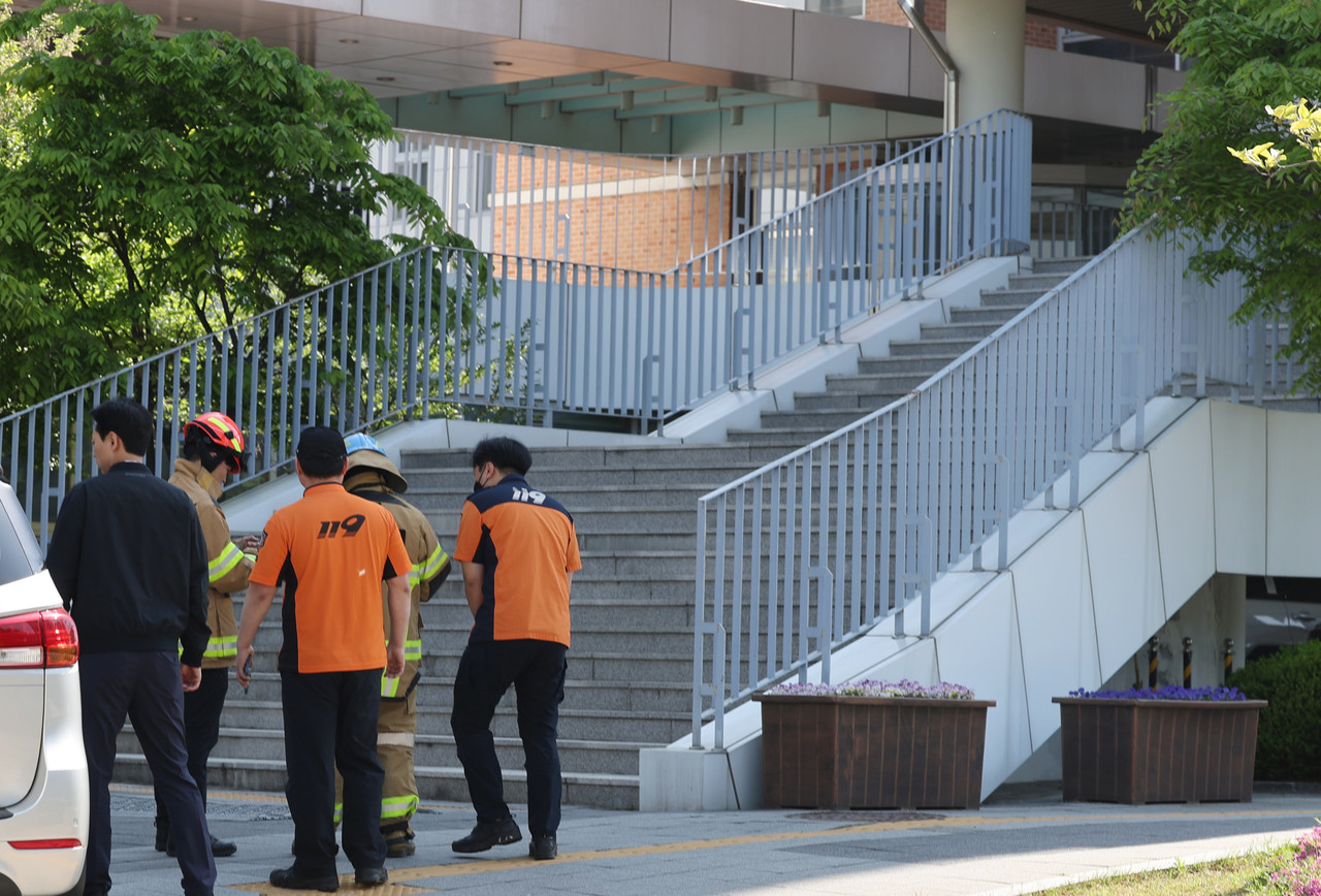 28일 학생 흉기 난동이 발생한 청주의 한 고등학교에서 소방 당국 등이 사고 상황을 파악하고 있다. 2025.4.28 사진=연합뉴스. 