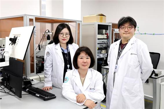한국뇌연구원 정서·인지질환 연구그룹 김정연 박사 연구팀 (좌측부터)강미선 박사후 연수연구원, 김정연 책임연구원, 송석운 연구원.한국뇌연구원 제공.