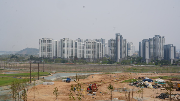 충남 내포신도시 내 조성중인 내포 퍼블릭골프장과 골프빌리지 전경. 뒤로는 주민들이 거주중인 177세대 대단지 아파트가 조성돼 있다. 사진=박현석 기자