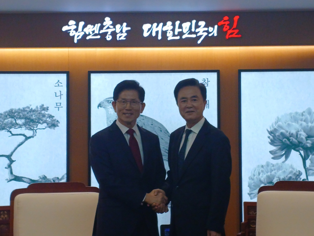 김문수 국민의힘 대선 경선 후보가 1일 충남도청을 찾아 김태흠 충남지사와 기념촬영을 하고 있다. 사진=권혁조 기자.