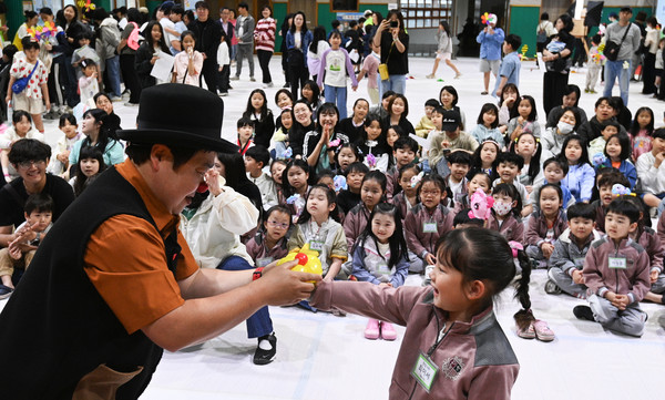 어린이날을 앞둔 1일 대전 중구 원평초등학교 강당에서 중구 방방곡곡 어린이의 달 행사가 열려 어린이들이 프로그램을 즐기고 있다. 김주형 기자 kjh2667_@cctoday.co.kr