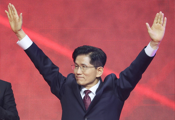 국민의힘 대선 후보로 선출된 김문수 후보가 3일 경기 고양시 킨텍스에서 열린 국민의힘 전당대회에서 인사하고 있다.  사진=연합뉴스 제공