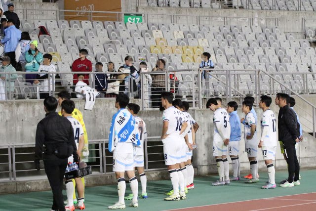 천안시티FC가 4일 오후 화성종합경기타운에서 치러진 ‘하나은행 K리그2 2025’ 10라운드 화성FC의 경기를 1대 2로 패배했다. 경기를 마친 천안 선수들이 서포터즈에게 인사하고 있다. 한국프로축구연맹 제공.